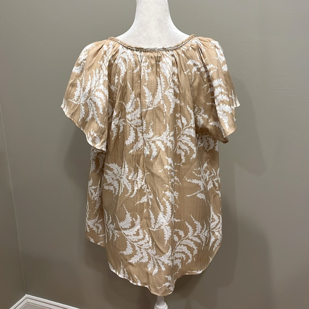 Wonderly Flutter Sleeve Leaf Print Button Down Blouse - Picture 4 of 7